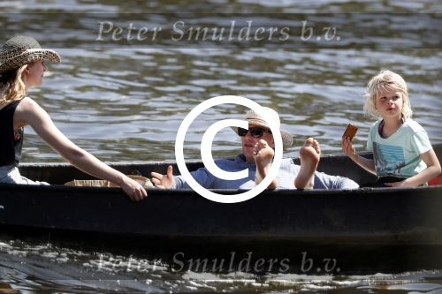 Amsterdam 7 mei 2016 
Barry Atsma en Noortje Herlaar gaan varen samen met Barry zijn kinderen. Ze varen vanaf haar woonboot de amstel op.