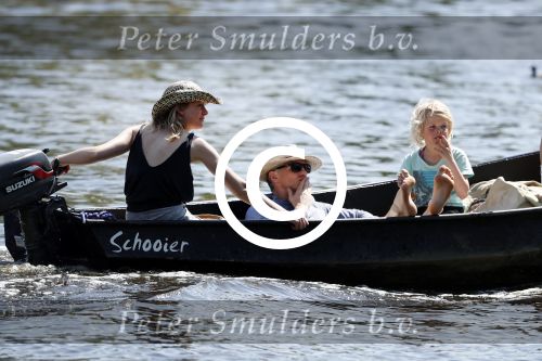 Amsterdam 7 mei 2016 
Barry Atsma en Noortje Herlaar gaan varen samen met Barry zijn kinderen. Ze varen vanaf haar woonboot de amstel op.