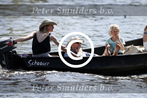 Amsterdam 7 mei 2016 
Barry Atsma en Noortje Herlaar gaan varen samen met Barry zijn kinderen. Ze varen vanaf haar woonboot de amstel op.