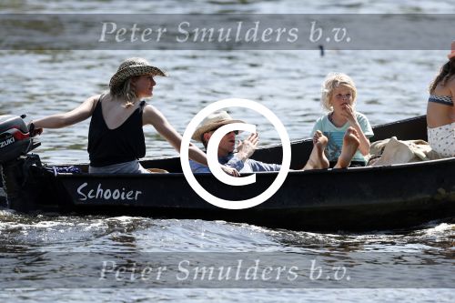 Amsterdam 7 mei 2016 
Barry Atsma en Noortje Herlaar gaan varen samen met Barry zijn kinderen. Ze varen vanaf haar woonboot de amstel op.