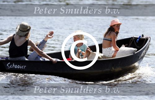 Amsterdam 7 mei 2016 
Barry Atsma en Noortje Herlaar gaan varen samen met Barry zijn kinderen. Ze varen vanaf haar woonboot de amstel op.