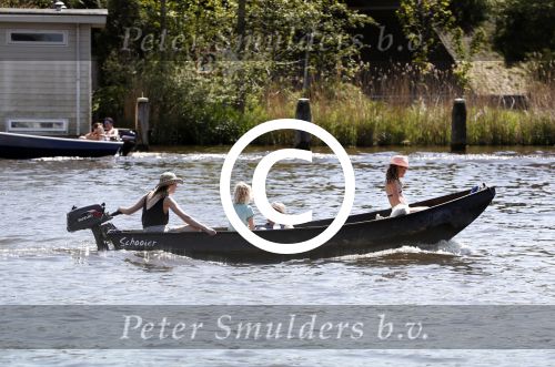 Amsterdam 7 mei 2016 
Barry Atsma en Noortje Herlaar gaan varen samen met Barry zijn kinderen. Ze varen vanaf haar woonboot de amstel op.