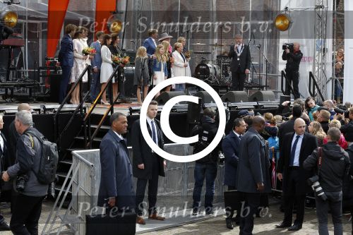 Zwolle 27 april 2016
Koningsdag in Zwolle met Koning Willem Alexander Koningin Maxima Prinses Amalia Ariane Alexia Prins Constantijn Prinses Laurentien Prins Maurits Prinses Marilene Prins Bernhard Prinses Annette Prins Pieter Christiaan Prinses Anita Prins Floris en Prinses Aimee. Beveiliging