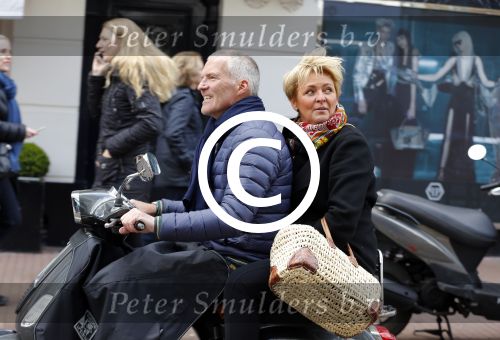 Amsterdam 23 april 2016 
Caroline Tensen met haar man Ernst Jan Smids op vespa scooter op de pc hooftstraat.