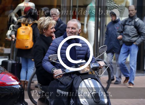 Amsterdam 23 april 2016 
Caroline Tensen met haar man Ernst Jan Smids op vespa scooter op de pc hooftstraat.