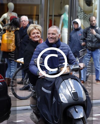 Amsterdam 23 april 2016 
Caroline Tensen met haar man Ernst Jan Smids op vespa scooter op de pc hooftstraat.