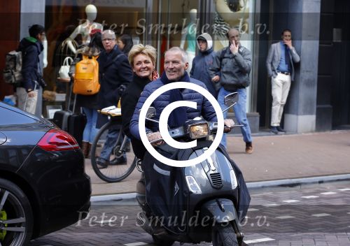 Amsterdam 23 april 2016 
Caroline Tensen met haar man Ernst Jan Smids op vespa scooter op de pc hooftstraat.