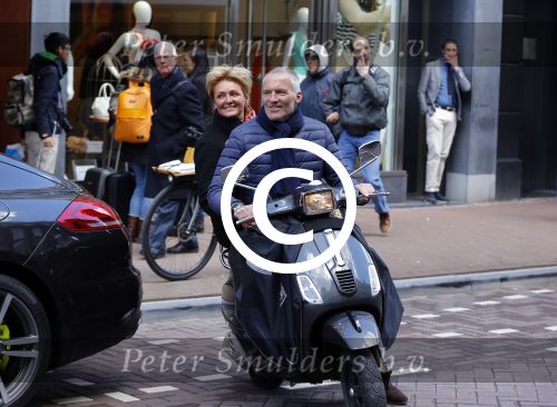 Amsterdam 23 april 2016 
Caroline Tensen met haar man Ernst Jan Smids op vespa scooter op de pc hooftstraat.
