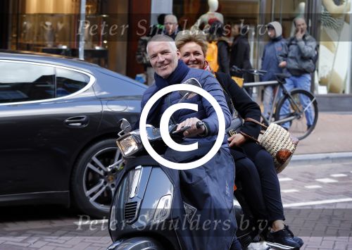 Amsterdam 23 april 2016 
Caroline Tensen met haar man Ernst Jan Smids op vespa scooter op de pc hooftstraat.