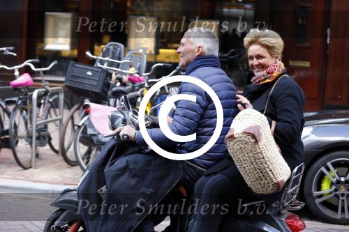 Amsterdam 23 april 2016 
Caroline Tensen met haar man Ernst Jan Smids op vespa scooter op de pc hooftstraat.