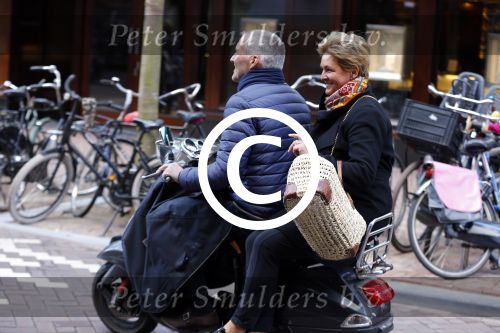 Amsterdam 23 april 2016 
Caroline Tensen met haar man Ernst Jan Smids op vespa scooter op de pc hooftstraat.