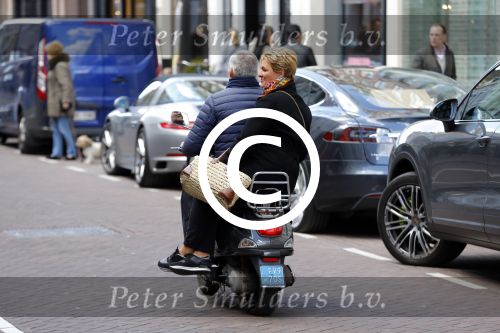 Amsterdam 23 april 2016 
Caroline Tensen met haar man Ernst Jan Smids op vespa scooter op de pc hooftstraat.