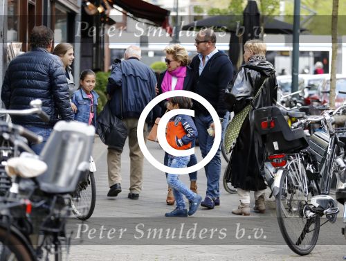 Amsterdam 14 mei 2016 
Connie Breukhoven met partner Eugene v Dun haar kleinkinderen en zijn dochter .