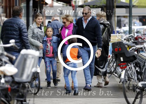 Amsterdam 14 mei 2016 
Connie Breukhoven met partner Eugene v Dun haar kleinkinderen en zijn dochter .