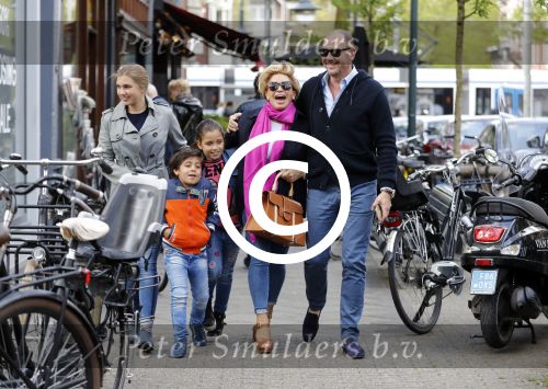 Amsterdam 14 mei 2016 
Connie Breukhoven met partner Eugene v Dun haar kleinkinderen en zijn dochter .