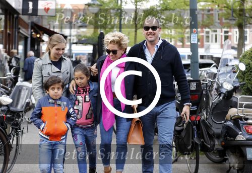 Amsterdam 14 mei 2016 
Connie Breukhoven met partner Eugene v Dun haar kleinkinderen en zijn dochter .