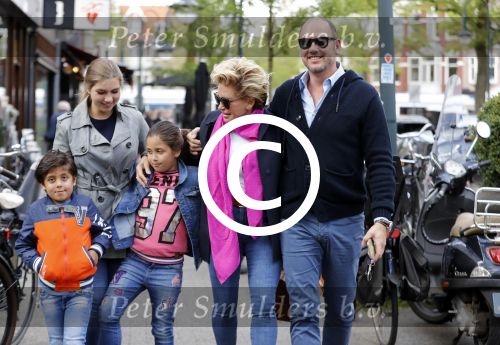 Amsterdam 14 mei 2016 
Connie Breukhoven met partner Eugene v Dun haar kleinkinderen en zijn dochter .