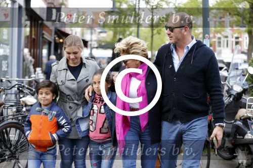 Amsterdam 14 mei 2016 
Connie Breukhoven met partner Eugene v Dun haar kleinkinderen en zijn dochter .