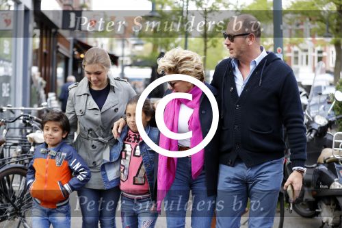Amsterdam 14 mei 2016 
Connie Breukhoven met partner Eugene v Dun haar kleinkinderen en zijn dochter .