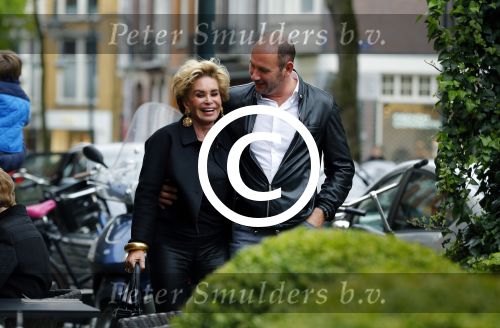Amsterdam 22 april 2016 
Connie Breukhoven met vriend Eugene v Dun op de cornelis schuytstraat