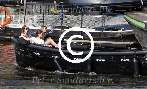 Amsterdam 7 mei 2016 
Rob Witschge en zijn vrouw Barbara aan het varen met Johnny en Danielle van t schip en hun dochter.
