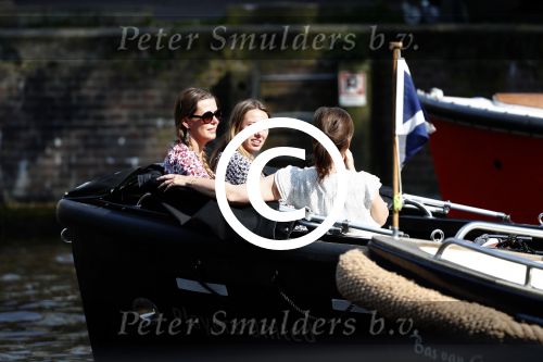 Amsterdam 7 mei 2016 
Rob Witschge en zijn vrouw Barbara aan het varen met Johnny en Danielle van t schip en hun dochter.