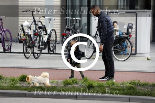 Amsterdam 17 mei 2016 
Demy de Zeeuw laat samen met zijn dochter de hond uit.