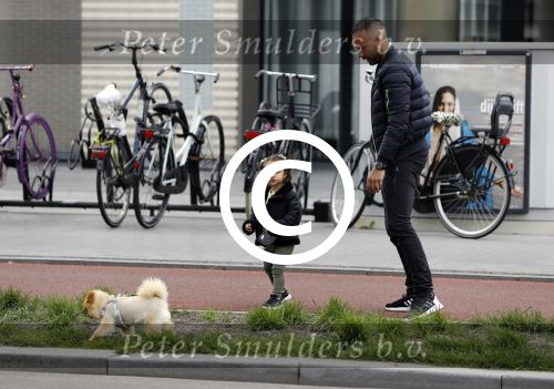 Amsterdam 17 mei 2016 
Demy de Zeeuw laat samen met zijn dochter de hond uit.