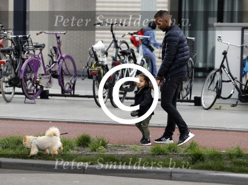 Amsterdam 17 mei 2016 
Demy de Zeeuw laat samen met zijn dochter de hond uit.