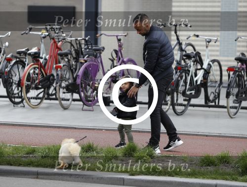 Amsterdam 17 mei 2016 
Demy de Zeeuw laat samen met zijn dochter de hond uit.