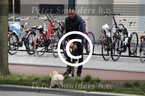 Amsterdam 17 mei 2016 
Demy de Zeeuw laat samen met zijn dochter de hond uit.