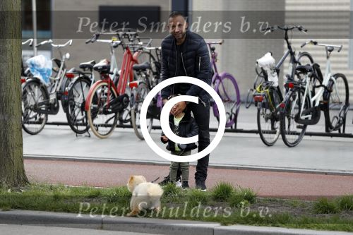 Amsterdam 17 mei 2016 
Demy de Zeeuw laat samen met zijn dochter de hond uit.