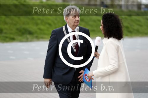 Amsterdam 22 april 2016
Koning Willem Alexander en Koningin Maxima bij de opening van de koningsspelen in Amsterdam.
Richard Krajicek vangt ze op en Johnny de Mol doet de presentatie. Eberhard v d Laan met Siham Raijoul