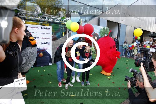 Amsterdam 7 mei 2016
Premiere Angry birds in pathe arena met oa de nederlandse stemmencast , Enzo Knol Ruben Nicolai Murth Mossel Eddy Zoe en Robin Martens. Eddy met dochters