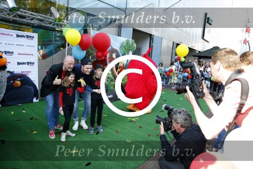 Amsterdam 7 mei 2016
Premiere Angry birds in pathe arena met oa de nederlandse stemmencast , Enzo Knol Ruben Nicolai Murth Mossel Eddy Zoe en Robin Martens. Eddy met dochters