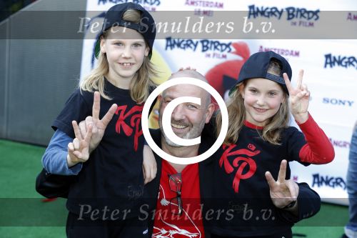 Amsterdam 7 mei 2016
Premiere Angry birds in pathe arena met oa de nederlandse stemmencast , Enzo Knol Ruben Nicolai Murth Mossel Eddy Zoe en Robin Martens. Eddy met dochters