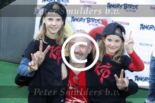 Amsterdam 7 mei 2016
Premiere Angry birds in pathe arena met oa de nederlandse stemmencast , Enzo Knol Ruben Nicolai Murth Mossel Eddy Zoe en Robin Martens. Eddy met dochters