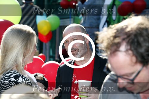 Amsterdam 7 mei 2016
Premiere Angry birds in pathe arena met oa de nederlandse stemmencast , Enzo Knol Ruben Nicolai Murth Mossel Eddy Zoe en Robin Martens. Eddy met dochters