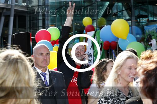 Amsterdam 7 mei 2016
Premiere Angry birds in pathe arena met oa de nederlandse stemmencast , Enzo Knol Ruben Nicolai Murth Mossel Eddy Zoe en Robin Martens. Eddy met dochters