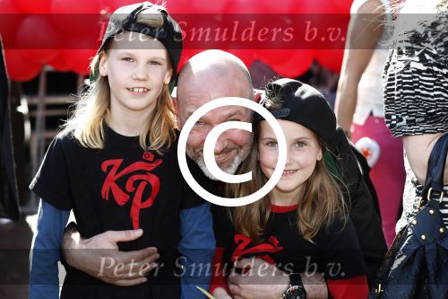 Amsterdam 7 mei 2016
Premiere Angry birds in pathe arena met oa de nederlandse stemmencast , Enzo Knol Ruben Nicolai Murth Mossel Eddy Zoe en Robin Martens. Eddy met dochters