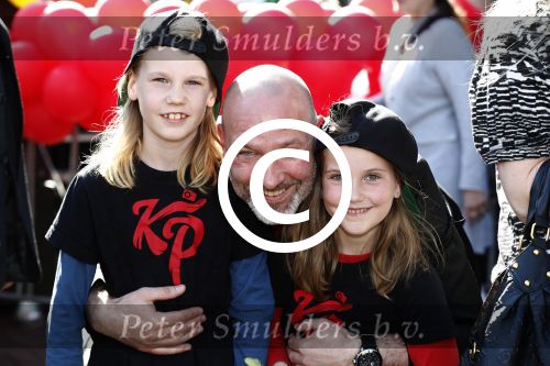 Amsterdam 7 mei 2016
Premiere Angry birds in pathe arena met oa de nederlandse stemmencast , Enzo Knol Ruben Nicolai Murth Mossel Eddy Zoe en Robin Martens. Eddy met dochters