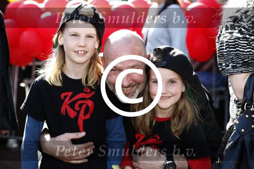 Amsterdam 7 mei 2016
Premiere Angry birds in pathe arena met oa de nederlandse stemmencast , Enzo Knol Ruben Nicolai Murth Mossel Eddy Zoe en Robin Martens. Eddy met dochters