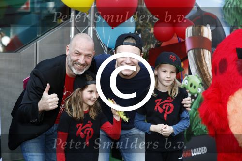 Amsterdam 7 mei 2016
Premiere Angry birds in pathe arena met oa de nederlandse stemmencast , Enzo Knol Ruben Nicolai Murth Mossel Eddy Zoe en Robin Martens. Eddy met dochters