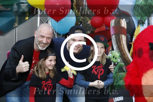 Amsterdam 7 mei 2016
Premiere Angry birds in pathe arena met oa de nederlandse stemmencast , Enzo Knol Ruben Nicolai Murth Mossel Eddy Zoe en Robin Martens. Eddy met dochters