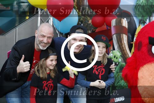 Amsterdam 7 mei 2016
Premiere Angry birds in pathe arena met oa de nederlandse stemmencast , Enzo Knol Ruben Nicolai Murth Mossel Eddy Zoe en Robin Martens. Eddy met dochters