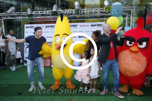 Amsterdam 7 mei 2016
Premiere Angry birds in pathe arena met oa de nederlandse stemmencast , Enzo Knol Ruben Nicolai Murth Mossel Eddy Zoe en Robin Martens.