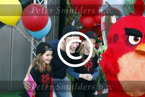 Amsterdam 7 mei 2016
Premiere Angry birds in pathe arena met oa de nederlandse stemmencast , Enzo Knol Ruben Nicolai Murth Mossel Eddy Zoe en Robin Martens. Enzo met dochters Eddy Zoe