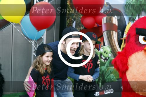 Amsterdam 7 mei 2016
Premiere Angry birds in pathe arena met oa de nederlandse stemmencast , Enzo Knol Ruben Nicolai Murth Mossel Eddy Zoe en Robin Martens. Enzo met dochters Eddy Zoe