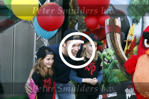 Amsterdam 7 mei 2016
Premiere Angry birds in pathe arena met oa de nederlandse stemmencast , Enzo Knol Ruben Nicolai Murth Mossel Eddy Zoe en Robin Martens. Enzo met dochters Eddy Zoe