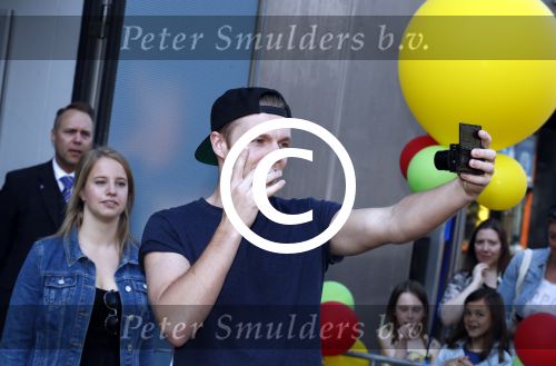 Amsterdam 7 mei 2016
Premiere Angry birds in pathe arena met oa de nederlandse stemmencast , Enzo Knol Ruben Nicolai Murth Mossel Eddy Zoe en Robin Martens. Enzo met vriendin Dee
